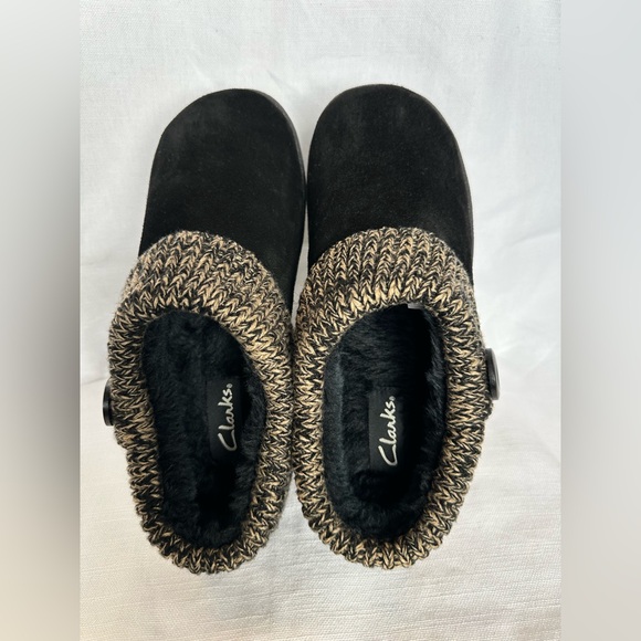 Clarks Genuine Suede Leather
Knitted Collar Clog Slippers
Black Faux Fur Size 9 - Picture 6 of 10